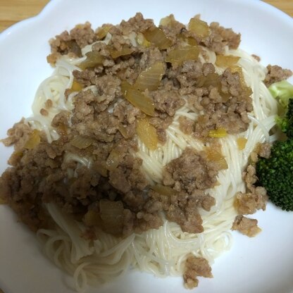 そうめんでジャージャー麺にしました♪
子供達も完食してくれました！
長ネギがなかったので玉ねぎのみじん切りを入れました。